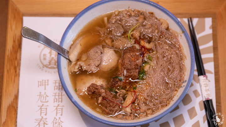 2022-年菜期間哪裡聚餐最有年味- 中式茶館，有一台很萌的送餐機器人，茶飲65元起跳餐點百出頭