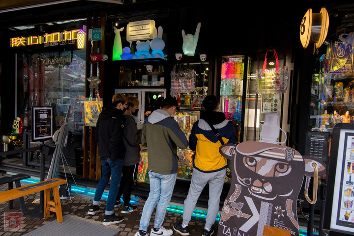 【臺南美食】台南最潮飲料店|google海安路打卡點搜尋排名第一|最新商品-撿到槍|台南獨家文青飲料瓶|虎年應景水袋~~朕心加加