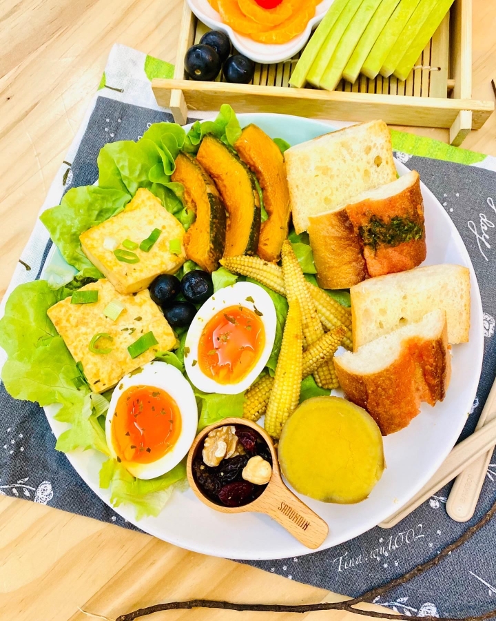 手作早午餐/便當🍱2022/01/22 主食:香煎豆腐/烤南瓜/烤玉米筍/法國麵包🥯