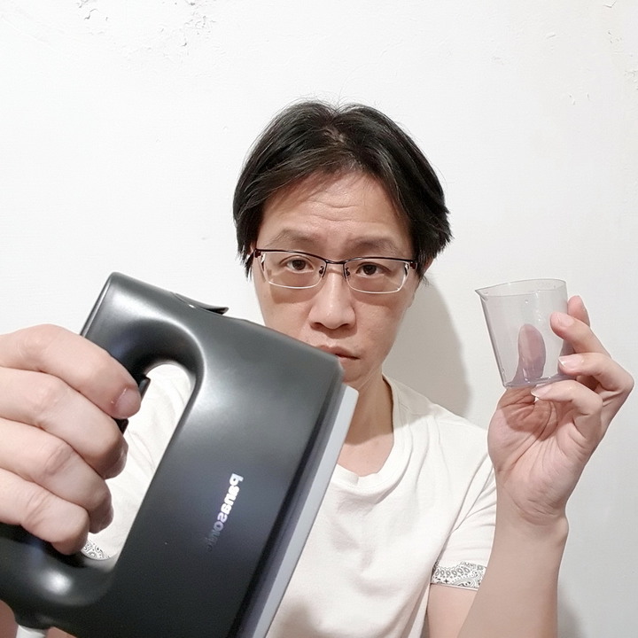 Panasonic NI-FS770 蒸氣電熨斗 - 不僅讓衣物服服貼貼,還可去除異味跟除菌。