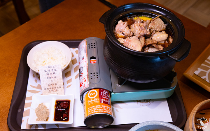 2022-年菜期間哪裡聚餐最有年味- 中式茶館，有一台很萌的送餐機器人，茶飲65元起跳餐點百出頭