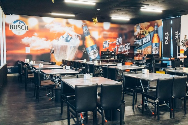 台中美食│浮誇系美食製造機 燒烤店1隻懶人蝦30隻直接上桌