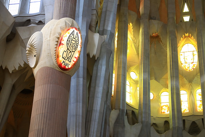 《 巴塞隆納兩日小旅行 》光影魔幻聖家堂,高第建築巡禮