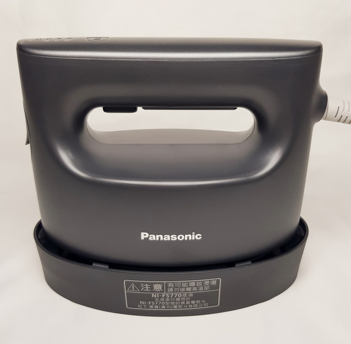 Panasonic NI-FS770 蒸氣電熨斗 - 不僅讓衣物服服貼貼,還可去除異味跟除菌。