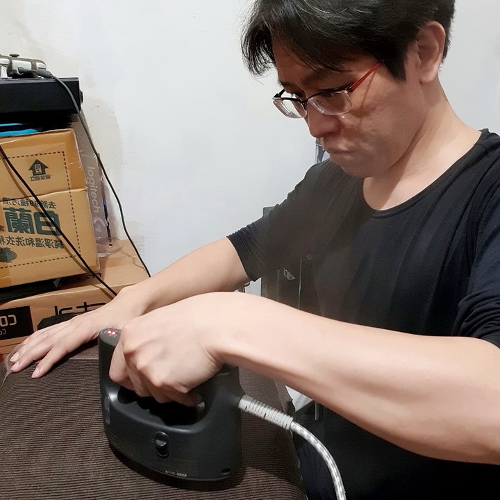 Panasonic NI-FS770 蒸氣電熨斗 - 不僅讓衣物服服貼貼,還可去除異味跟除菌。