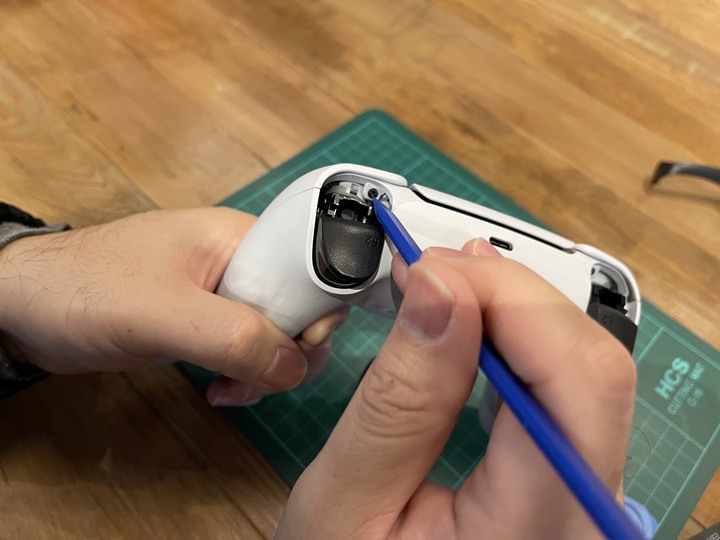 PS5 DualSense R2 鍵彈簧斷裂修復