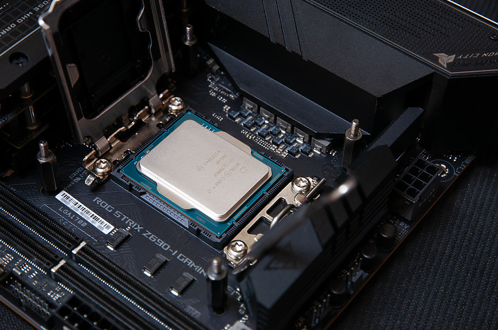 「ROG STRIX Z690-I」 - 增建蓋滿ITX建築工藝文。