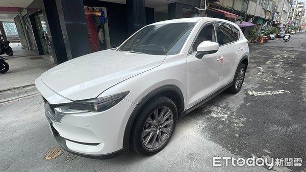 快訊／迎娶禮車出事了！鞭炮掉車內開炸燃燒2男受傷送醫