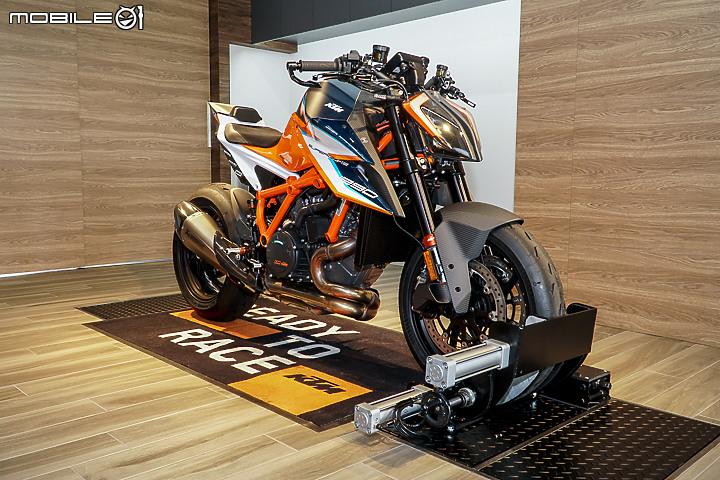 【採訪】馬力重量比 1:1 的滿配賽道化公爵 KTM 1290 Super Duke RR 實車鑑賞！限量三台均已完售！