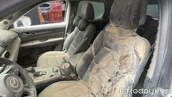 快訊／迎娶禮車出事了！鞭炮掉車內開炸燃燒2男受傷送醫