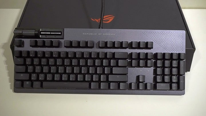 [休賢開箱]朝思暮想的鍵盤終於來了!! ROG Strix Flare II Animate開箱