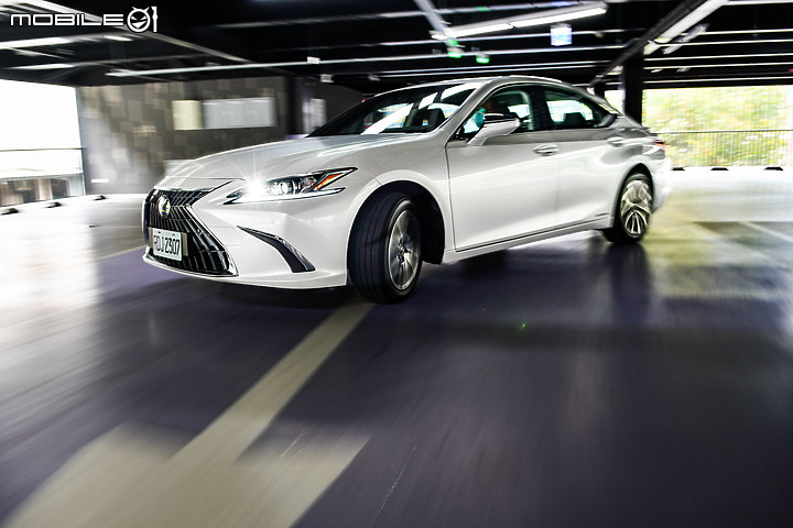 Lexus小改款ES300h豪華版試駕 │ 用細節來展示，精雕細琢過的舒適！