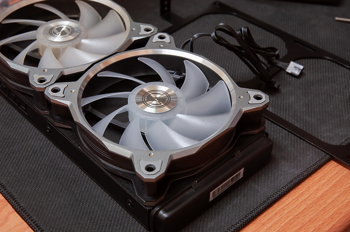 點我看大圖 「ROG RYUJIN II 240」 - 極致細膩散熱記錄文。