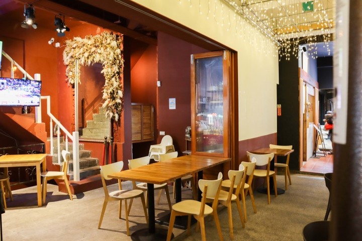 一秒來到美國鄉村酒吧！台中西區異國道地風味美式餐酒館