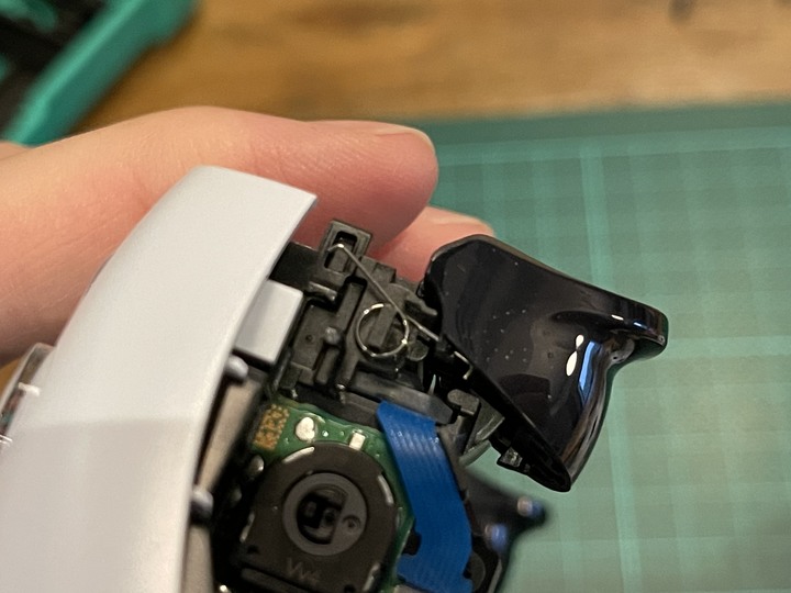 PS5 DualSense R2 鍵彈簧斷裂修復