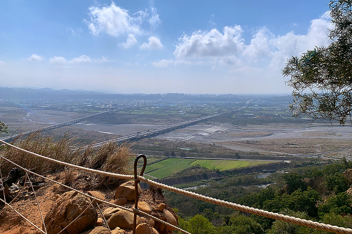 苗栗三義｜火炎山步道｜惡地大峽谷．山風狂烈窄稜陡坡