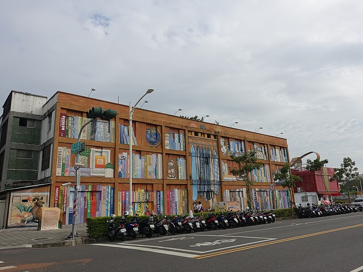 苓雅區 衛武迷迷村|衛武營彩繪社區 — 巨型彩繪雲集,整座社區就是畫布,全臺最大彩繪社區