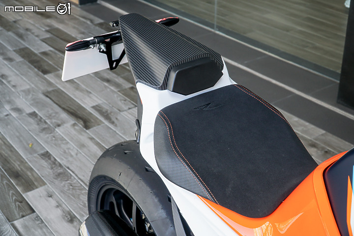 【採訪】馬力重量比 1:1 的滿配賽道化公爵 KTM 1290 Super Duke RR 實車鑑賞！限量三台均已完售！