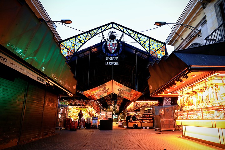 《 巴塞隆納兩日小旅行 》光影魔幻聖家堂,高第建築巡禮