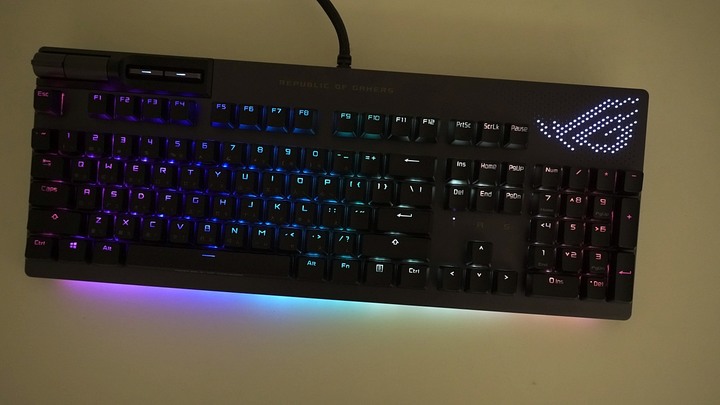 [休賢開箱]朝思暮想的鍵盤終於來了!! ROG Strix Flare II Animate開箱