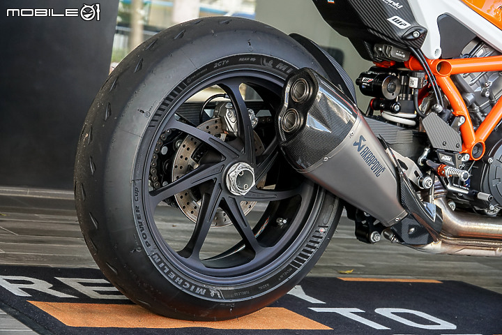 【採訪】馬力重量比 1:1 的滿配賽道化公爵 KTM 1290 Super Duke RR 實車鑑賞！限量三台均已完售！