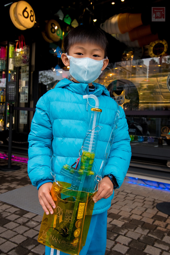 【臺南美食】台南最潮飲料店|google海安路打卡點搜尋排名第一|最新商品-撿到槍|台南獨家文青飲料瓶|虎年應景水袋~~朕心加加