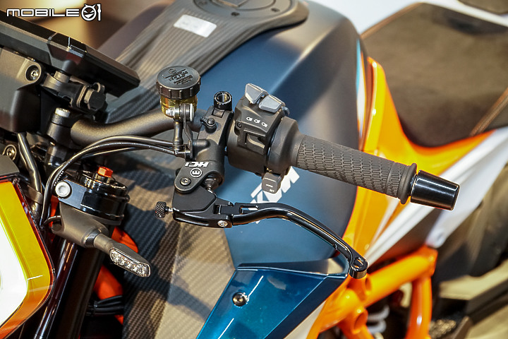 【採訪】馬力重量比 1:1 的滿配賽道化公爵 KTM 1290 Super Duke RR 實車鑑賞！限量三台均已完售！