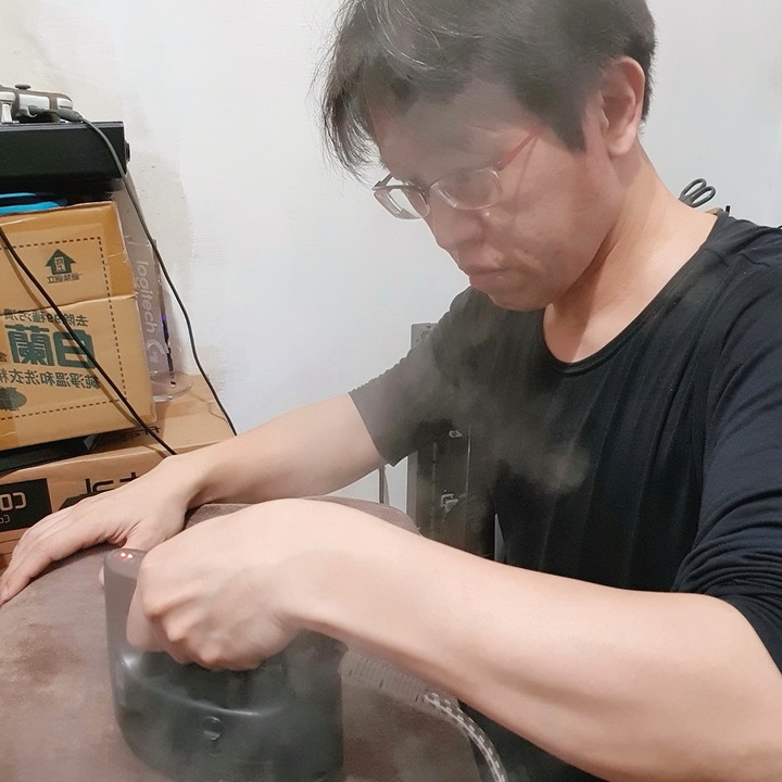 Panasonic NI-FS770 蒸氣電熨斗 - 不僅讓衣物服服貼貼,還可去除異味跟除菌。