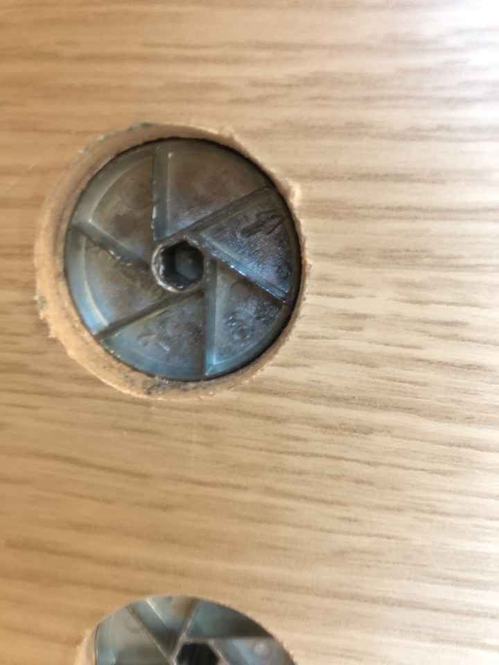 請問這個ikea的五金怎麼卸下來？