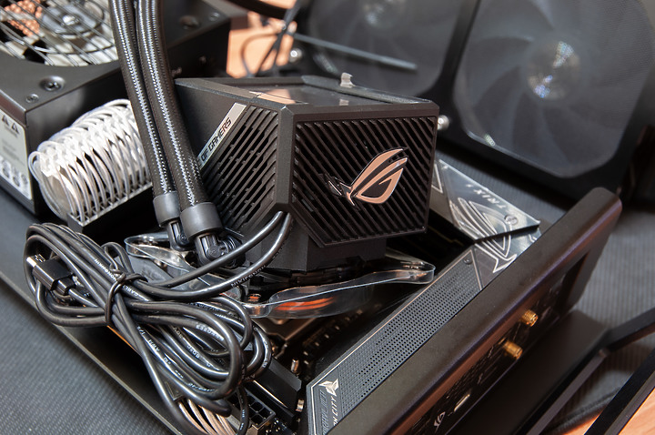 點我看大圖 「ROG RYUJIN II 240」 - 極致細膩散熱記錄文。