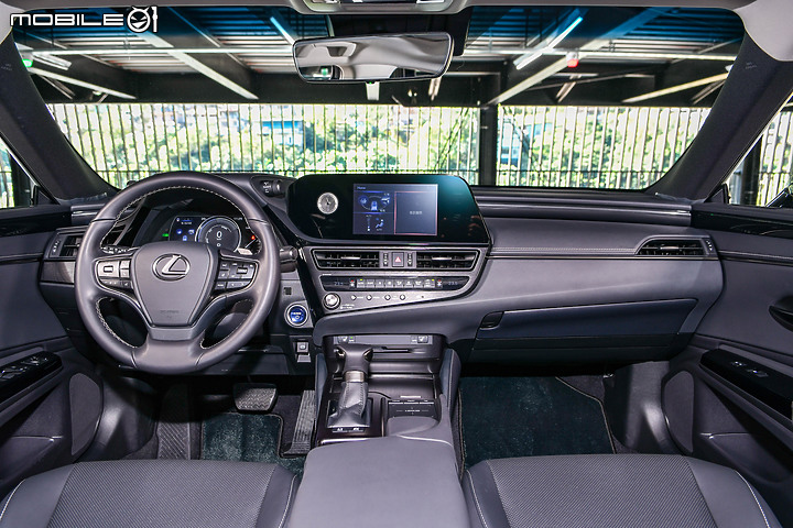 Lexus小改款ES300h豪華版試駕 │ 用細節來展示,精雕細琢過的舒適!