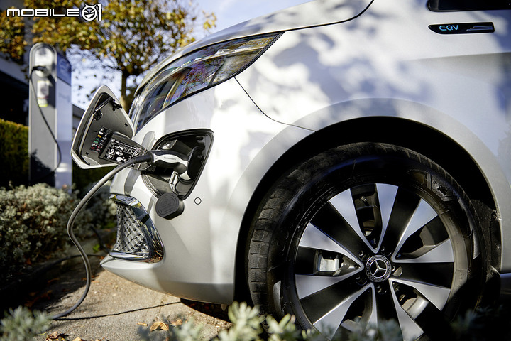 【海外新訊】增加上掀式車頂具備太陽能發電,Mercedes-Benz推出EQV電動露營車!