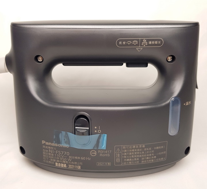 Panasonic NI-FS770 蒸氣電熨斗 - 不僅讓衣物服服貼貼,還可去除異味跟除菌。