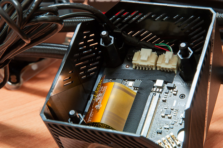 點我看大圖 「ROG RYUJIN II 240」 - 極致細膩散熱記錄文。