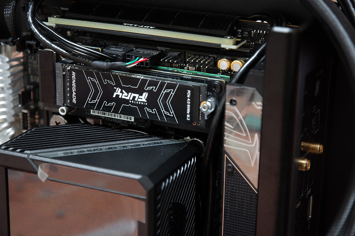 點我看大圖 「ROG RYUJIN II 240」 - 極致細膩散熱記錄文。