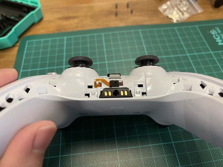 PS5 DualSense R2 鍵彈簧斷裂修復
