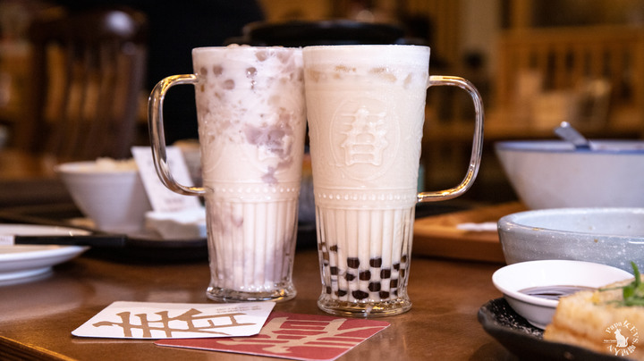 2022-年菜期間哪裡聚餐最有年味- 中式茶館，有一台很萌的送餐機器人，茶飲65元起跳餐點百出頭