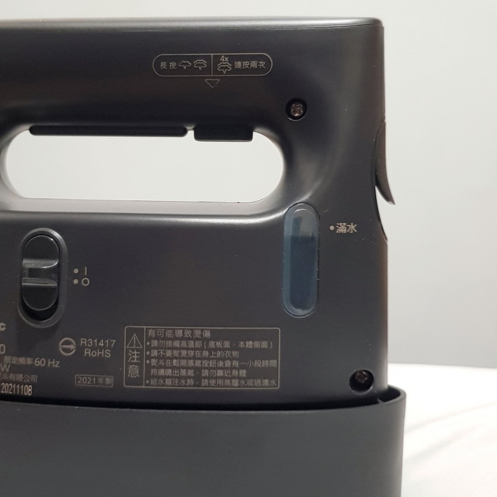 Panasonic NI-FS770 蒸氣電熨斗 - 不僅讓衣物服服貼貼,還可去除異味跟除菌。