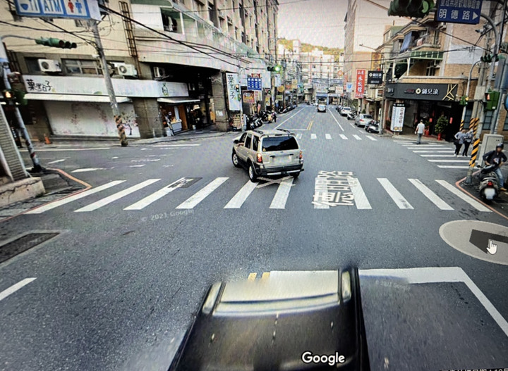 請問我打方向燈左轉,後車自摔責任歸屬