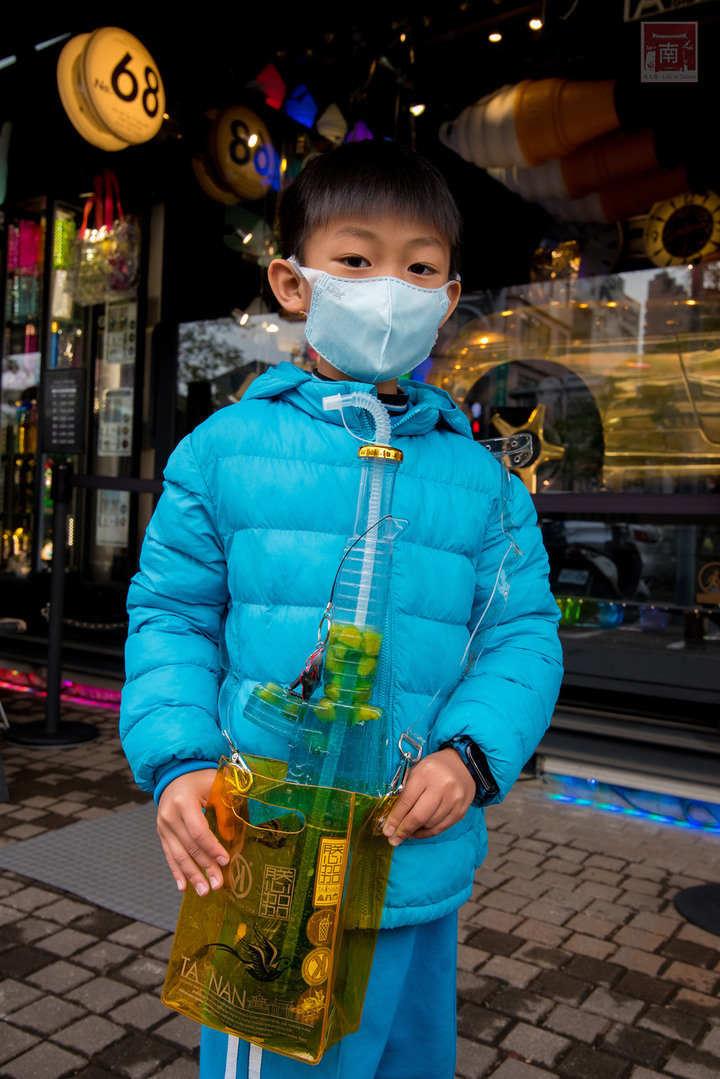 【臺南美食】台南最潮飲料店|google海安路打卡點搜尋排名第一|最新商品-撿到槍|台南獨家文青飲料瓶|虎年應景水袋~~朕心加加
