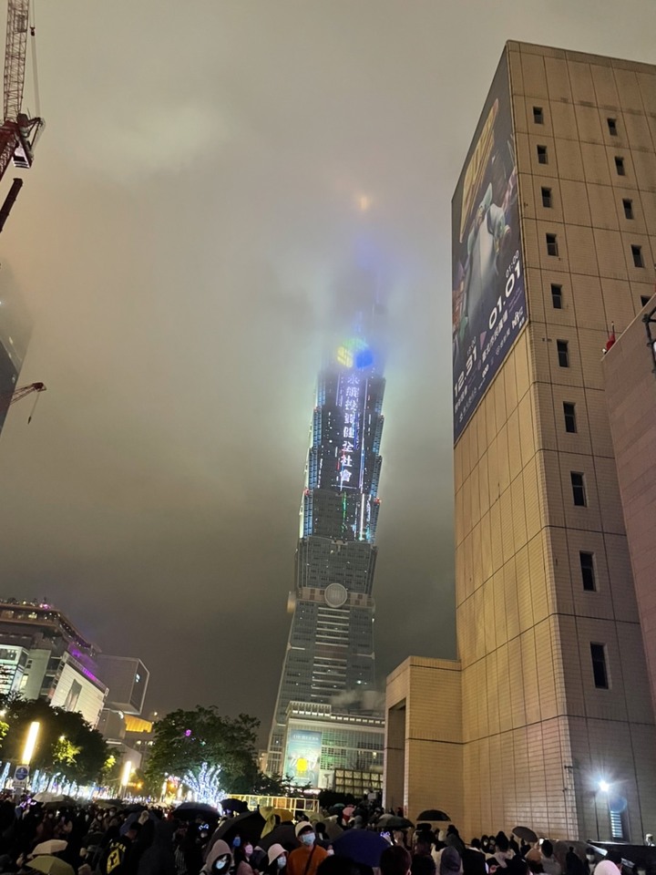 台北101跨年 亞太5G 大家支持亞太啊