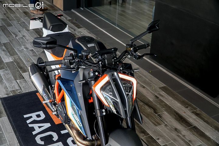 【採訪】馬力重量比 1:1 的滿配賽道化公爵 KTM 1290 Super Duke RR 實車鑑賞！限量三台均已完售！
