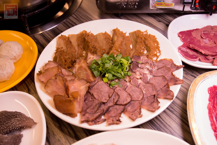 【臺南美食】精緻版的溫體牛湯頭更香更有層次｜招牌菜色麻辣牛腩臭豆腐｜私房牛腩咖哩飯｜溫體肉新鮮直送｜鍋底100元免費加湯~~鴻牛溫體牛肉鍋