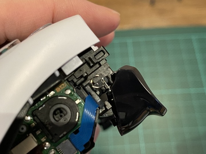 PS5 DualSense R2 鍵彈簧斷裂修復