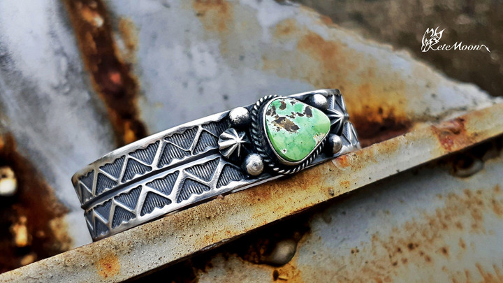 點我看大圖 Andy Cadman-Navajo綠松石銀貝打印手環