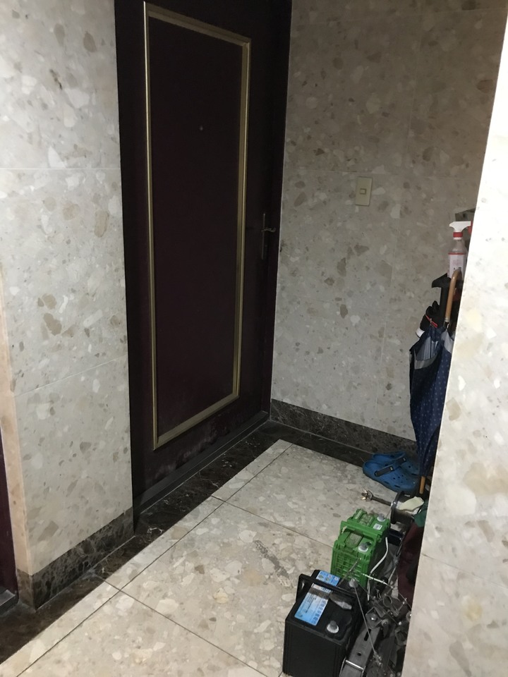 請問大樓兩梯四戶這戶門口算公設嗎