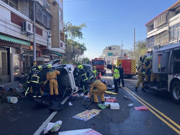 驚悚畫面曝!台中轎車超車失控翻覆「車頭撞爛」1命危2傷送醫