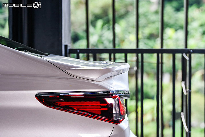 Lexus小改款ES300h豪華版試駕 │ 用細節來展示,精雕細琢過的舒適!