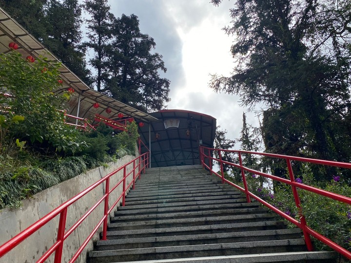 苗栗獅潭｜仙山，CP值很高的小百岳，享受柳杉林又能挑戰岩壁拉繩攀爬