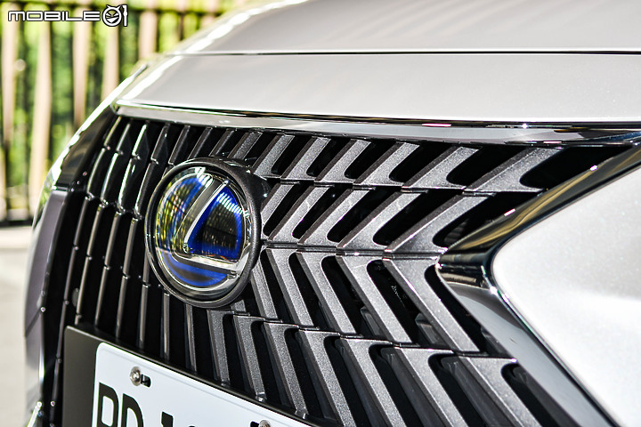 Lexus小改款ES300h豪華版試駕 │ 用細節來展示,精雕細琢過的舒適!